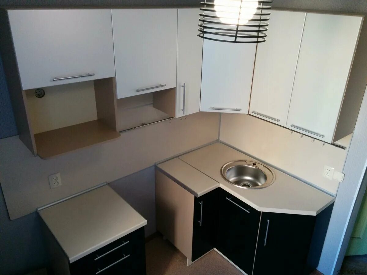 Угловая кухня для малогабаритной кух. Кухонные гарнитуры в хрущевку фото. Кухонные гарнитуры в хрущевку фото. Угловые кухни в хрущеву. Угловые кухни для хрущевок.