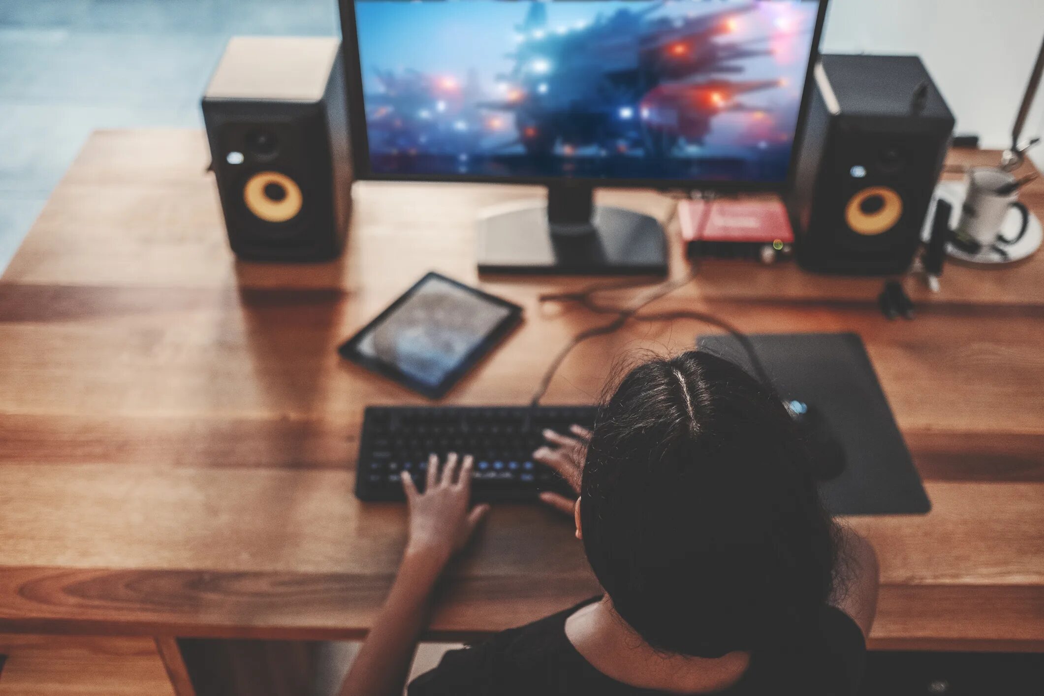 Are my computer games. Человек играющий в компьютер. компьютерная зависимость. парень играющий в компьютер. playing computer games картинки.