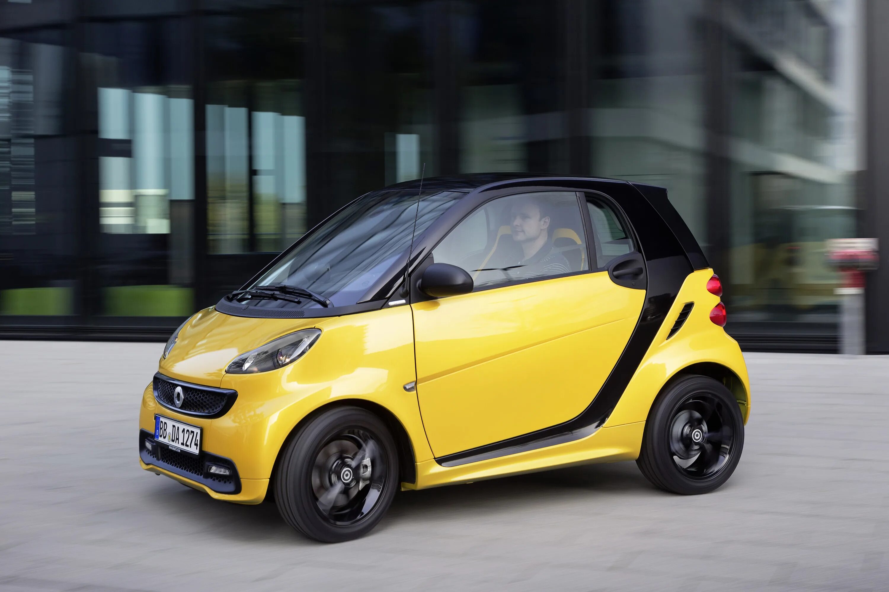 Маленькие машинки 2. Smart Fortwo. Бенс смарт Мерседес Бенц. Smart Fortwo 2023. Мерседес Бенц Smart Fortwo.