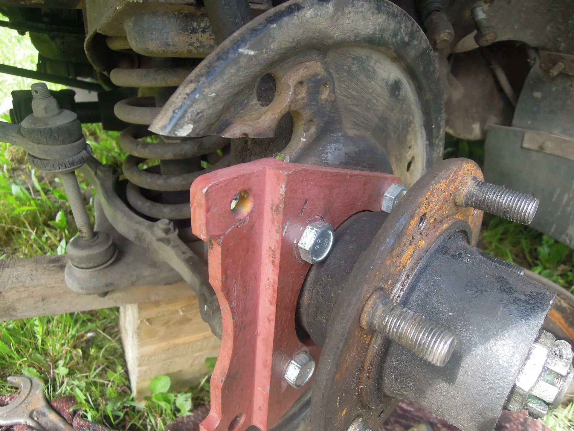 Газ 3110 задние дисковые тормоза ваз. Задние дисковые тормоза газ 3110. Тормоза газ 31105. Газ 3110 4 поршневые суппорта. Дисковые тормоза на хвостовик газ 51.