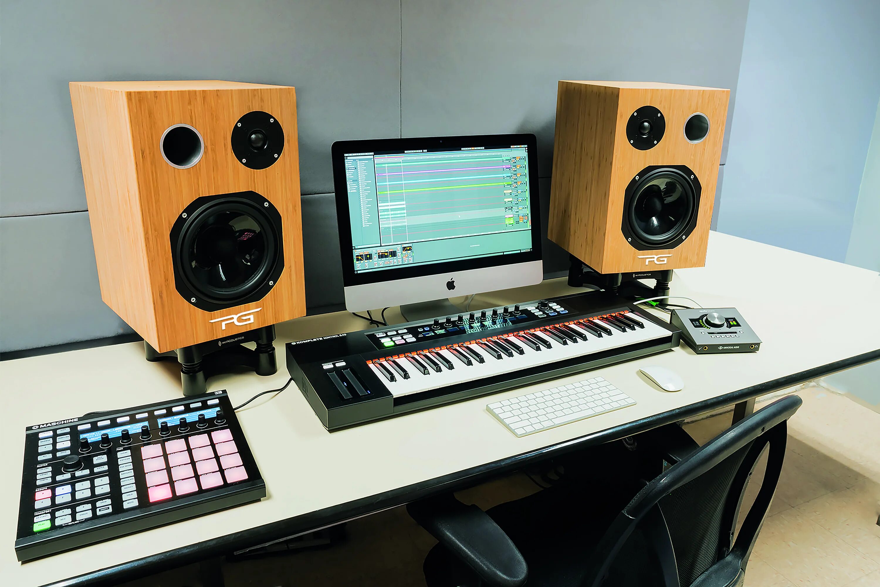 Студийный стол. Стол для домашней студии звукозаписи. Домашняя музыкальная студия. Mix cube мониторы. Домашняя студия звукозаписи.