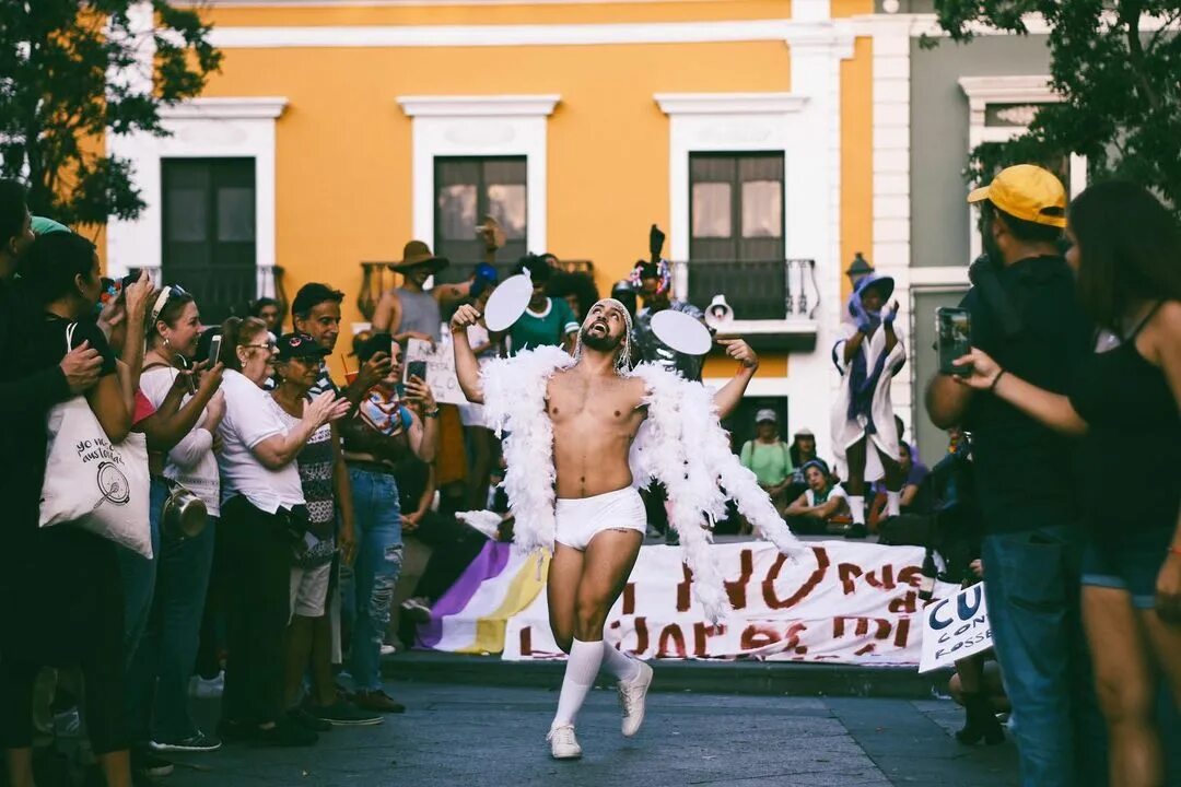 En esta curva sin visibilidad cuándo se puede adelantar