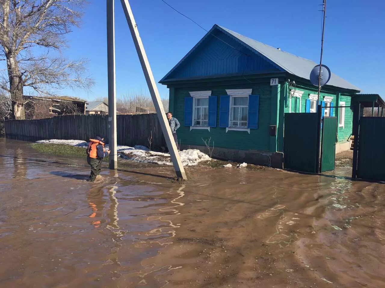 Ташла паводок. Школа краснохолм оренбургская область. Разлив угры товарково. Погода краснохолм. Краснохолм оренбургская область.