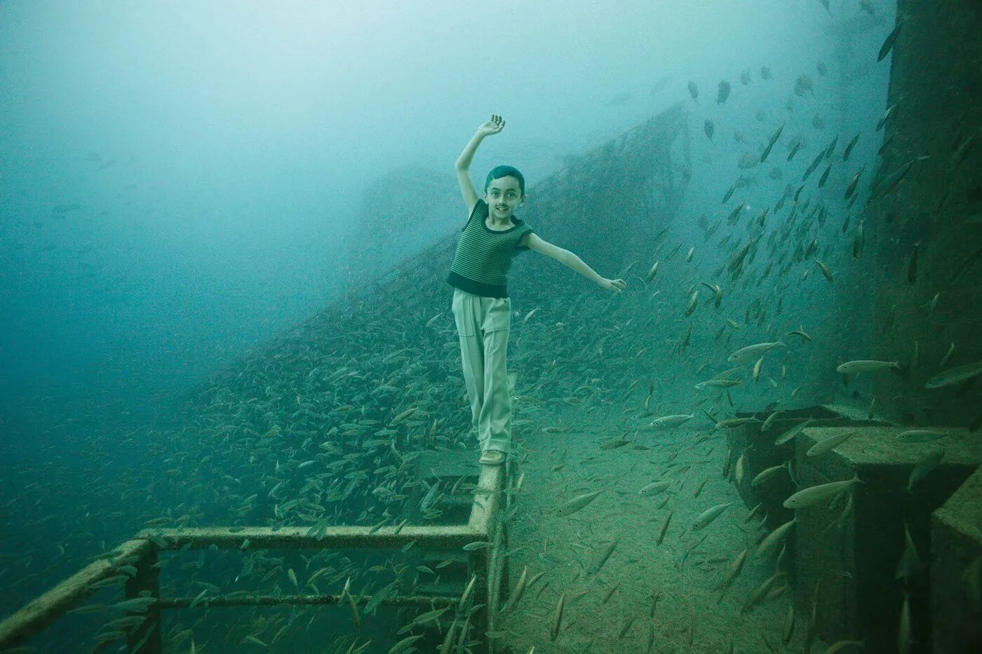 Глубина жуткий. Андреас Франке подводная выставка. Андреас Франке мир под водой. Под водой. Человек на дне океана.