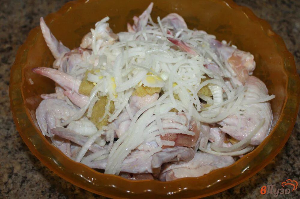 Как замариновать курицу с чесноком. Мариновала курицу в майонезе и чесноке. нарезанаяскумбрия с чесноком в майонезе.