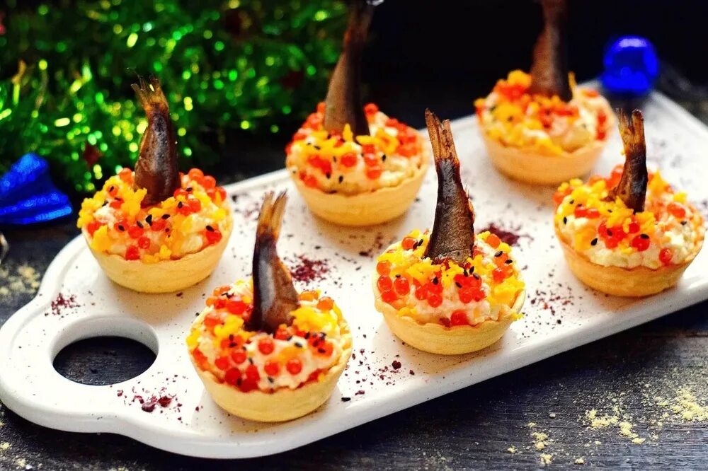 Бутерброды со шпротами и яйцом. Тарталетки со шпротами фото. Тарталетки со шпротами на праздничный. Тарталетки со шпротами. Тарталетки со шпротами и яйцом.