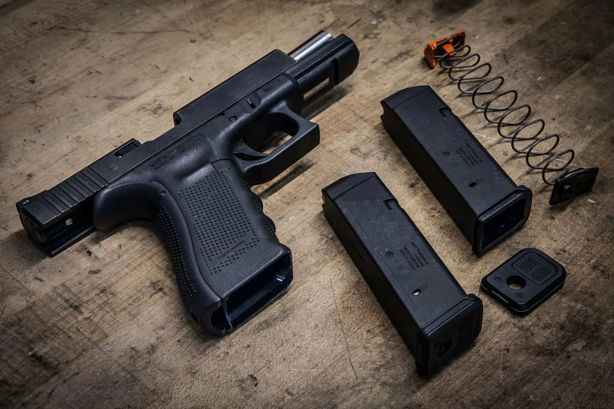 Пм глок. Пистолет ярыгина и глок. Пистолет глок 39. Глок и пм. Глок и макаров.