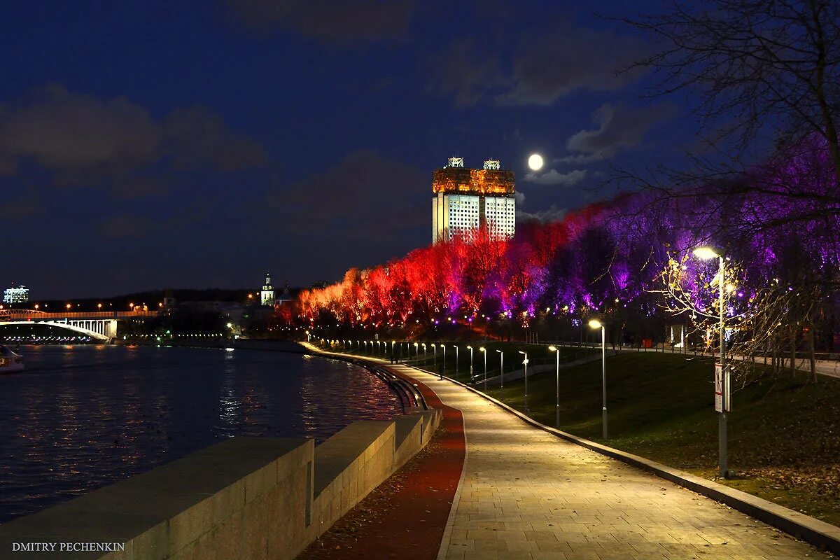 набережная пушкино вечером. пушкинская набережная парк горького. набережная ночью. вечерняя набережная москва. ночная москва набережная.