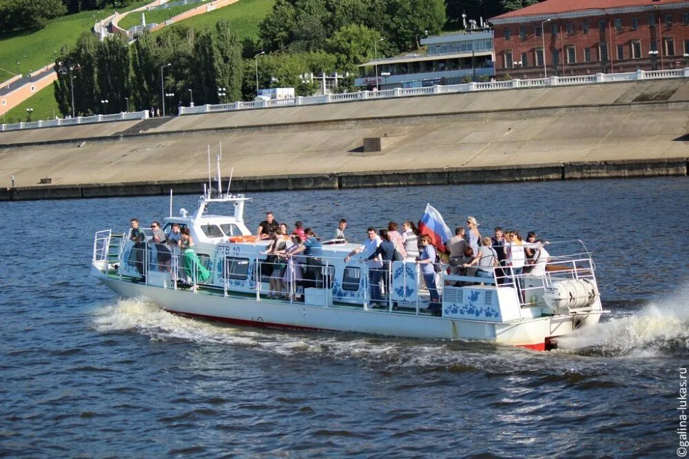 Прогулки на теплоходе в нижнем новгороде. Прогулка на теплоходе Нижний Новгород. Теплоходные прогулки в Нижнем Новгороде. Нижний Новгород теплоход экскурсии.