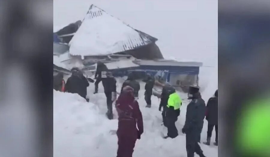 Домбай новости. Лавина в домбае 2023. Домбай лавина. Домбай люди. Домбай в марте 2022.