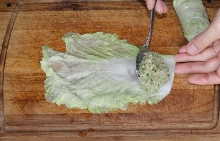 Капустный лист от шишек. Капустный лист. капустные листы для голубцов. листья капусты в духовке. капустные листья при.