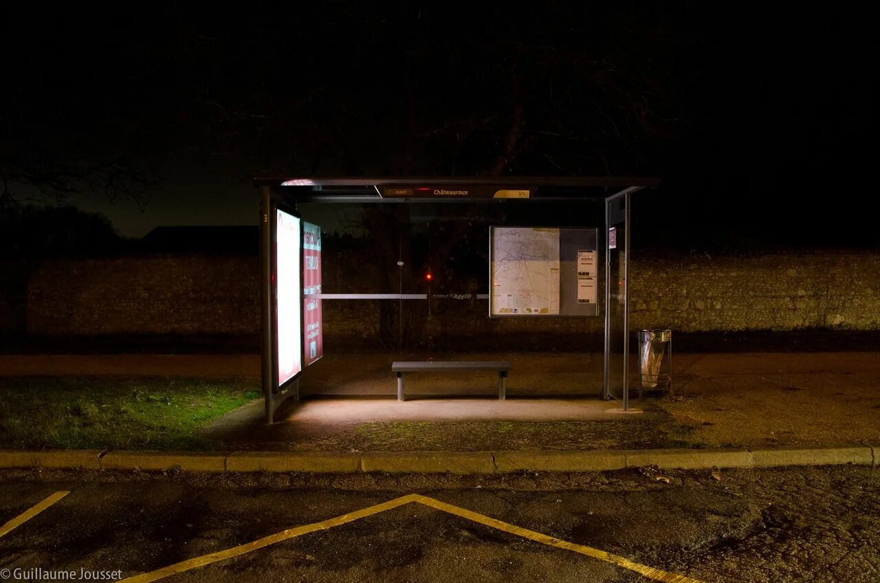 Остановка глоток. Темная остановка. Остановка Эстетика. Автобусная остановка ночью. Необычные остановки общественного транспорта.