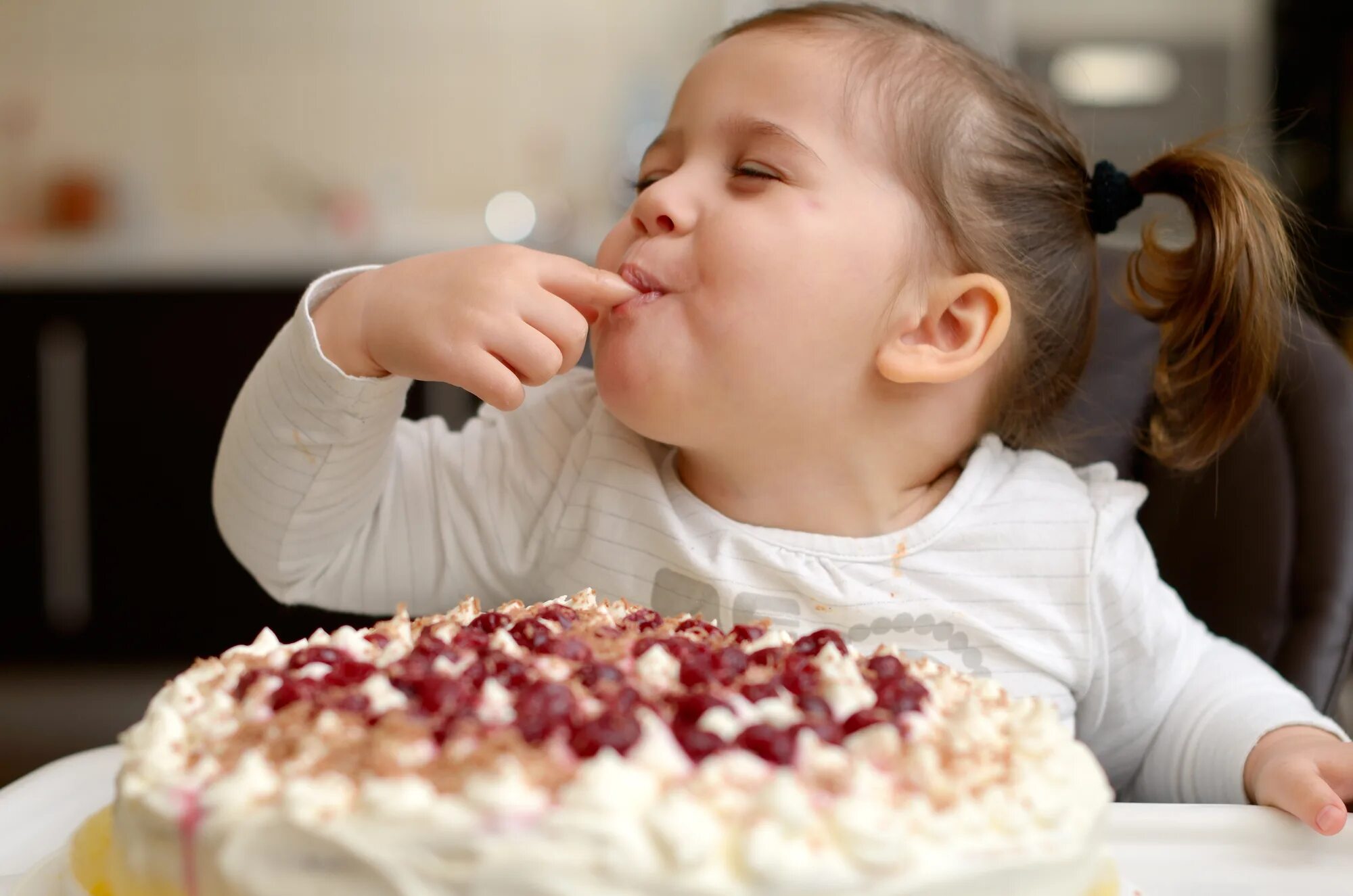 Почему маленькие дети любят. Сладости для детей. Дети и сладкое. Наслаждение едой. Девочка ест торт.
