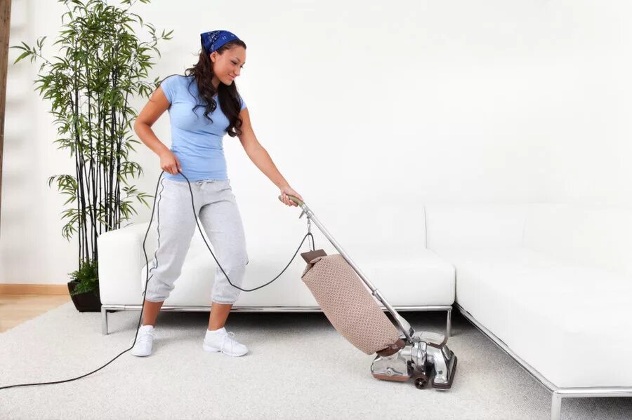 Home vacuum cleaner. Пылесос. Пылесосить ковер. Уборка пылесосом. Клининг пылесос.