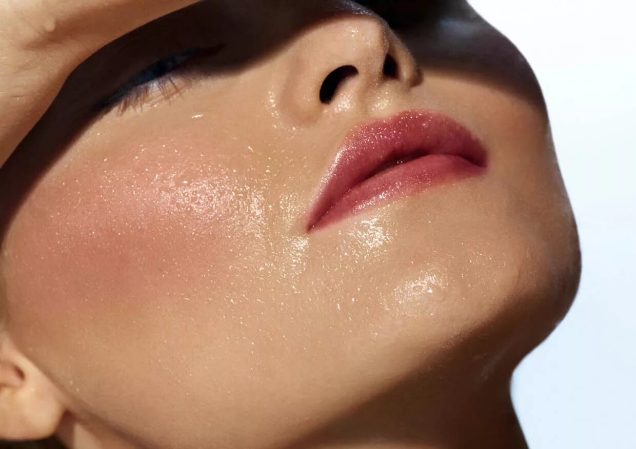 На чистую влажную кожу. На чистую влажную кожу. Мокрое лицо. Очищение кожи лица. Мокрая кожа текстура.