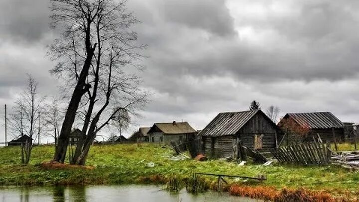 Заброшка эстетика деревня. Старая деревня видео. Старая черная деревня. Старый деревянный дом. Домик в деревне с забором.