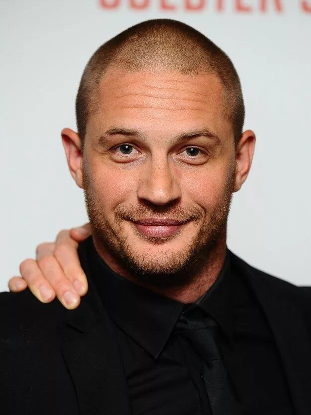 1 мм волос. Tom Hardy. Том Харди короткая стрижка. Короткие стрижки Тома Харди. Том Харди анфас.