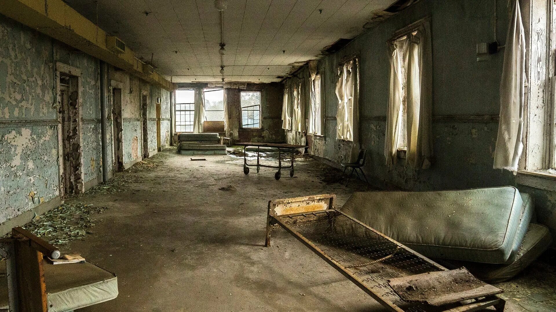 Психиатрические больницы 30 годов. Заброшенный госпиталь (abandoned Hospital Red). Психиатрическая больница асилум. Заброшка страшная психиатрическая больница. Заброшенная психиатрическая больница коридор.