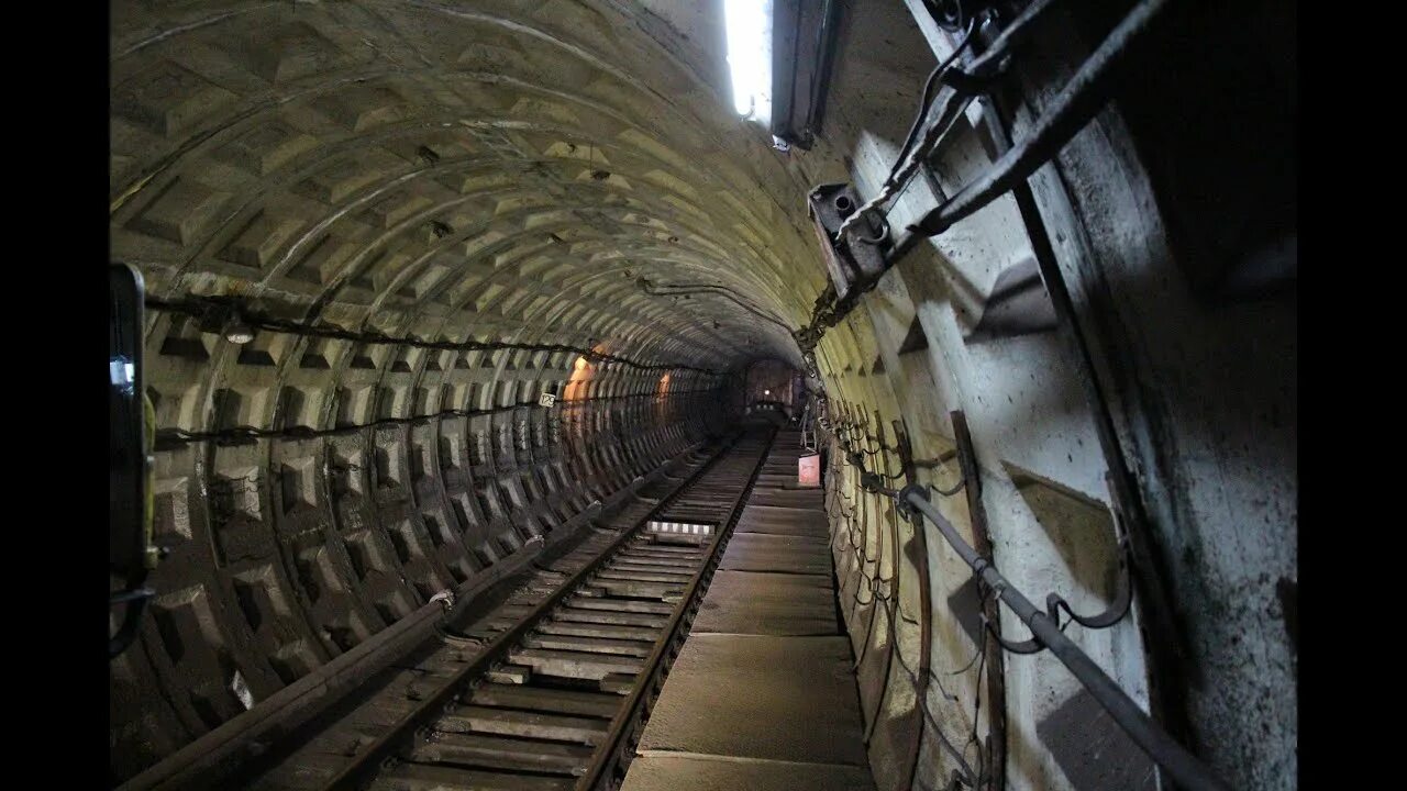 Днепровский метрополитен. Метро Днепропетровск. Станции метро Днепровского метро. Днепровский метрополитен поезда.