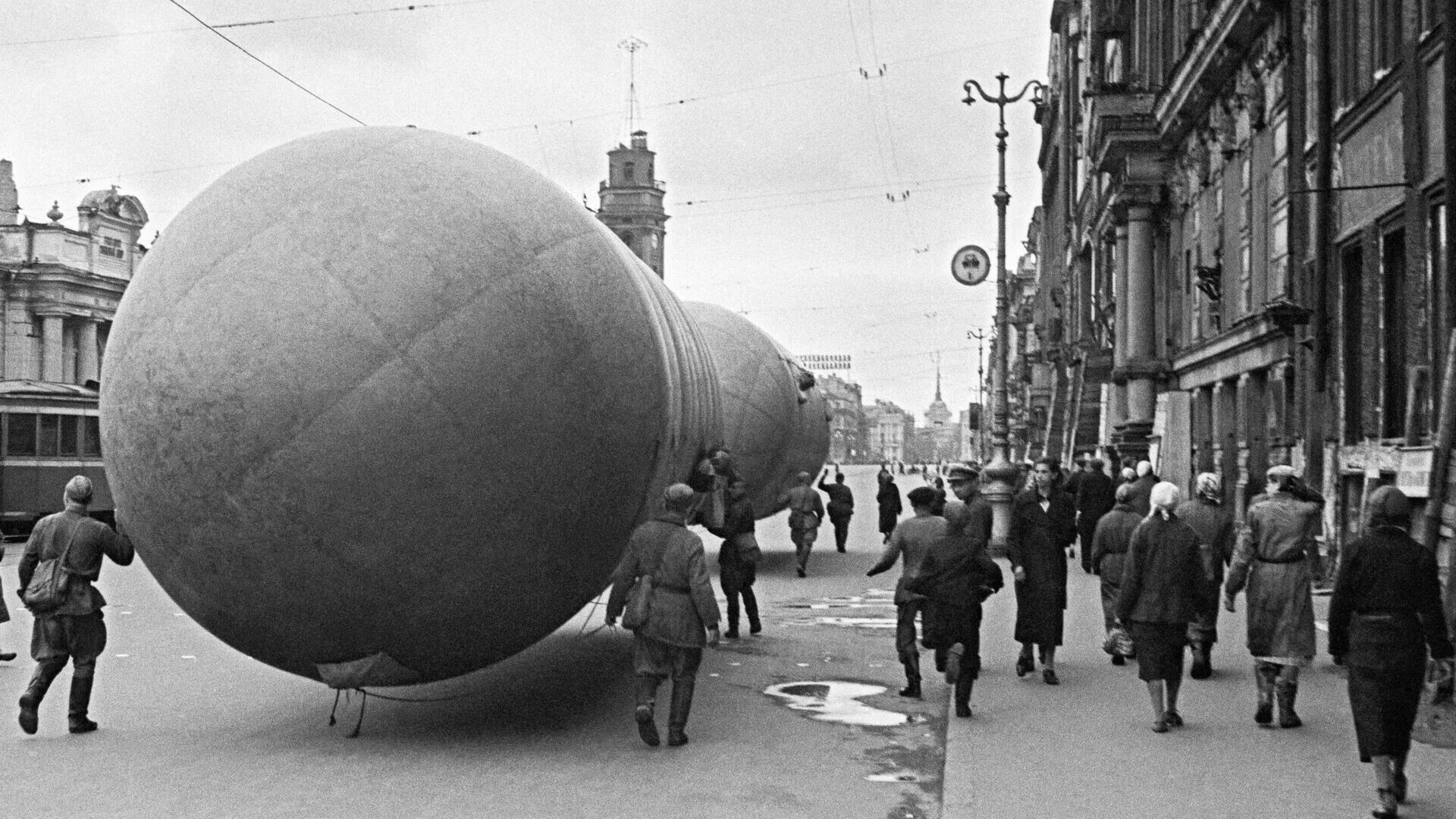 Аэростаты в блокадном. Блокада ленинграда аэростаты заграждения. блокада ленинграда невский проспект. невский проспект ленинград 1941. ленинград 1941 аэростаты.