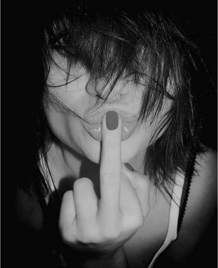 Блондинка средний палец. Девушка с факью. Девушка с пальцем. Девушка со среднем пальцем. Девушка с факью.