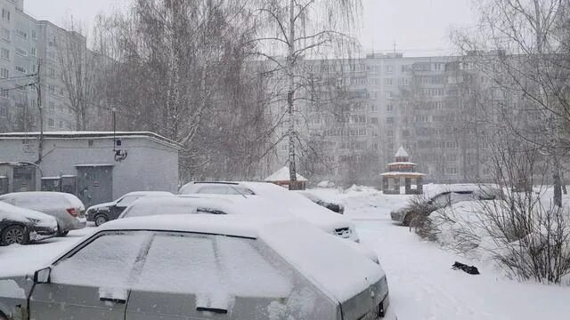Русски снег бураны. Снегопад весной. Снегопады Бураны в Кирове. Красивый снегопад весной. Снег в июне в Москве.