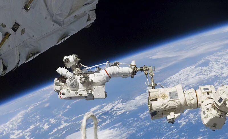 Космонавт в космосе. Космические технологии. Космическая техника и космонавты. Открытый космос. Международный день космоса