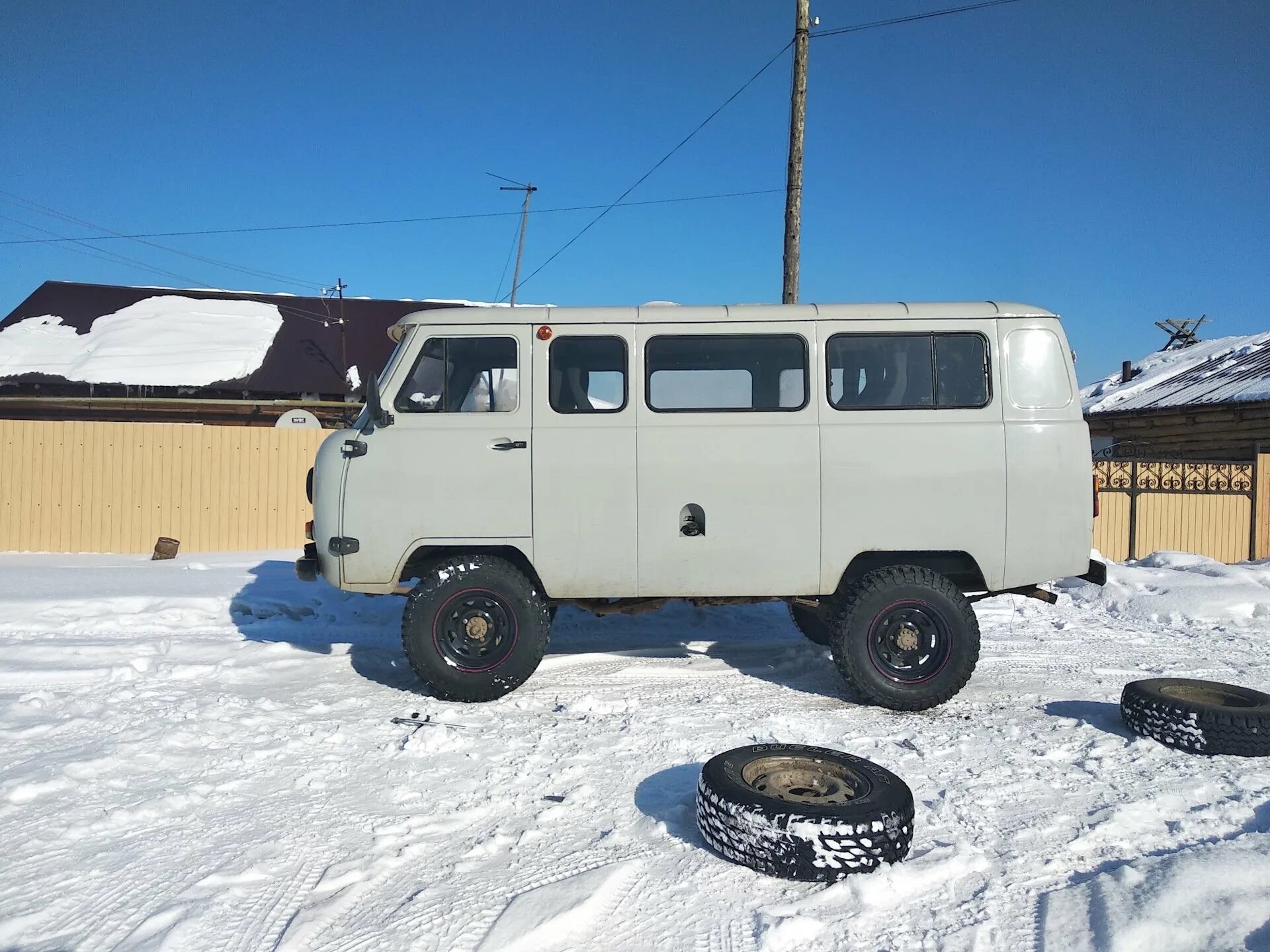Колеса уаз буханка r16. Уаз 452 гнилой. Шины уаз буханка r16. Диски уаз буханка 452. Ржавый уаз буханка 452.