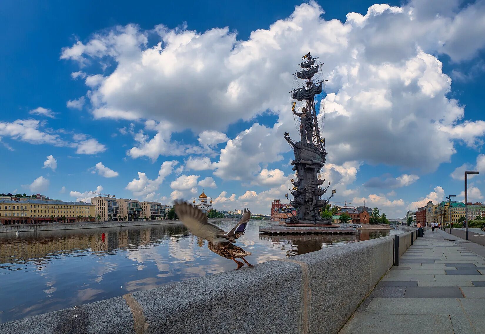 статуя петра в москве церетели. парк горького москва памятник петру 1. памятник петру в москве на москве реке. памятник москва набережная. памятник петру 1 в москве на москве реке.