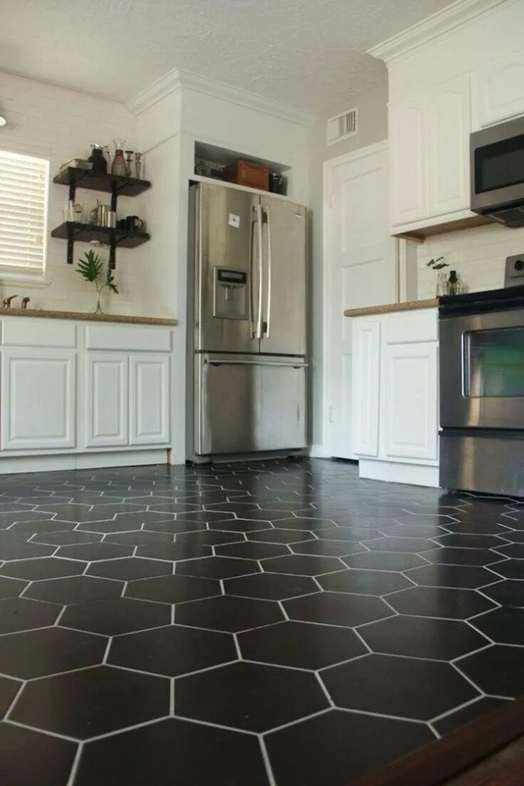 Какая плитка лучше для кухни. Плитка на кухню на пол. Напольная плитка для белой кухни. Красивый пол на кухне. Белая плитка на кухне на полу.