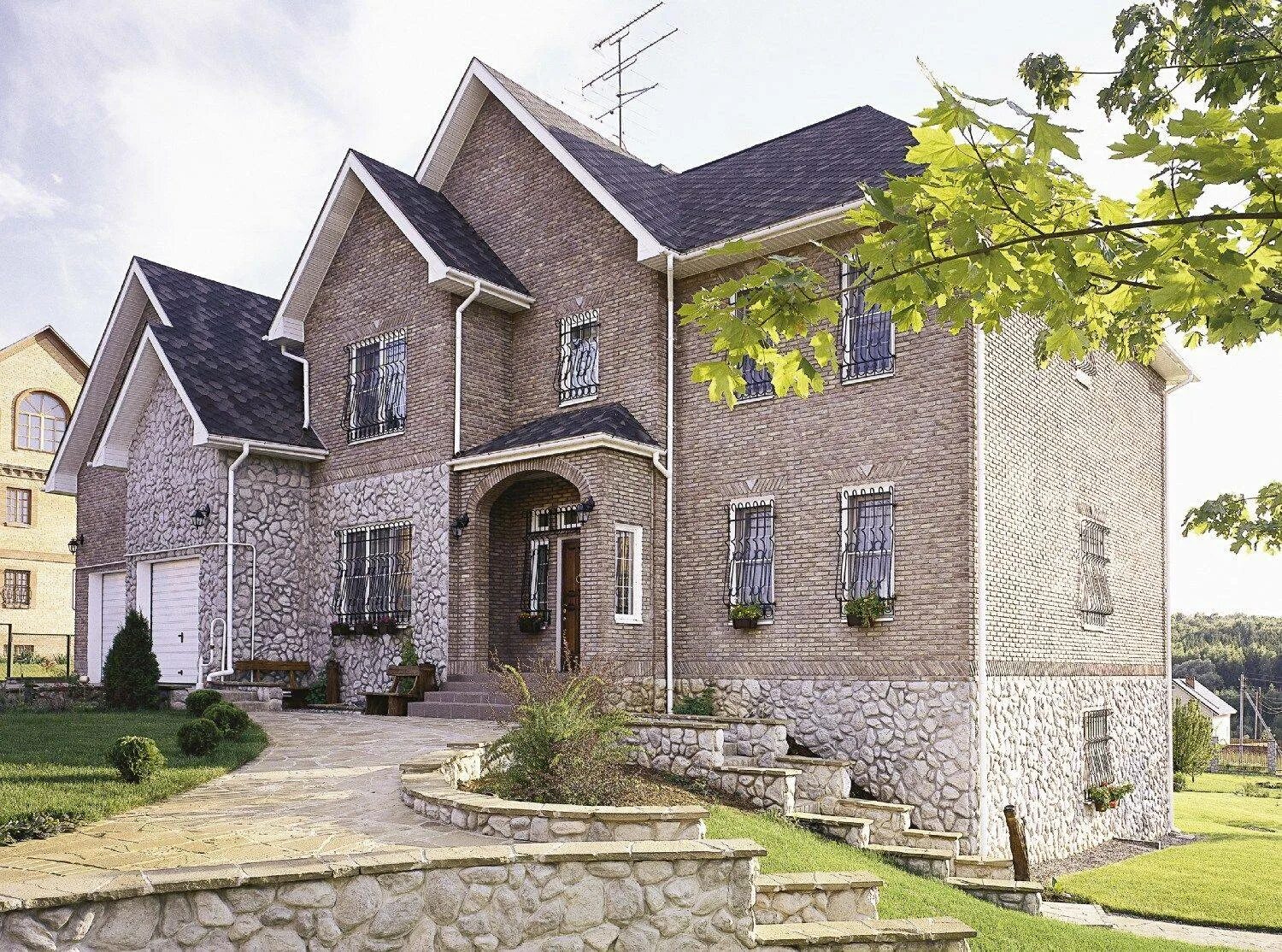 Отделка фасада натуральным камнем. Отделка домов камнем снаружи. Отделка вайт хиллс. Облицовка искусственным камнем. Отделка фасада камнем.