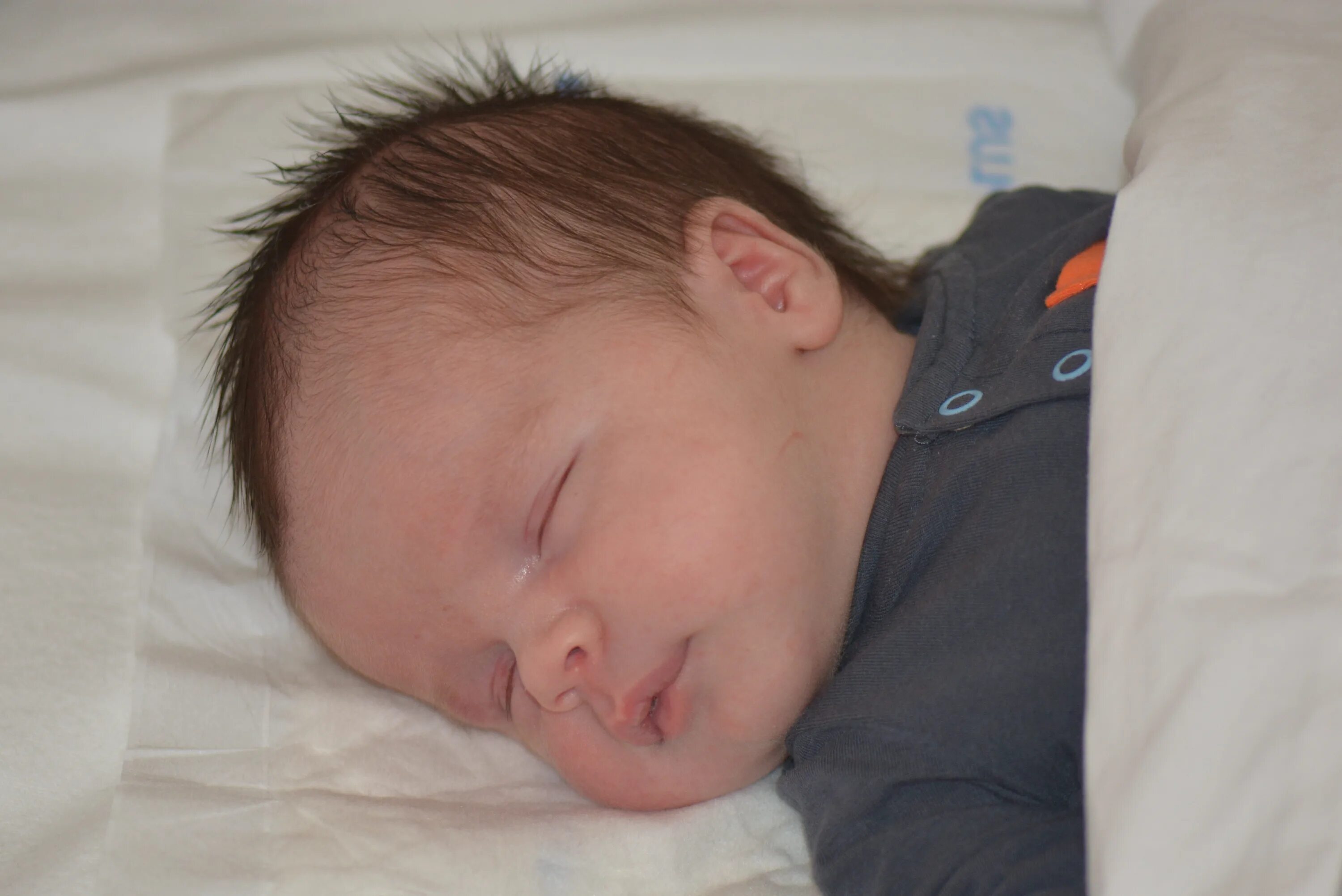 Как усыпить новорожденного. Лицо спящего младенца. Фото спящего младенца. Сонный взгляд у ребенка. Лицо спящего грудничка.