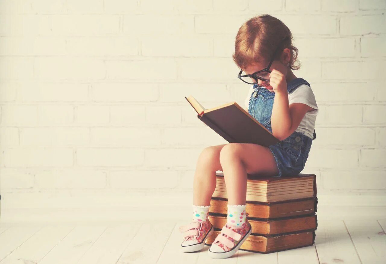 Девушка с книгой. Книги для детей. Девочка с книжкой. Девушка с книжкой сидит. Станет увлекательным и