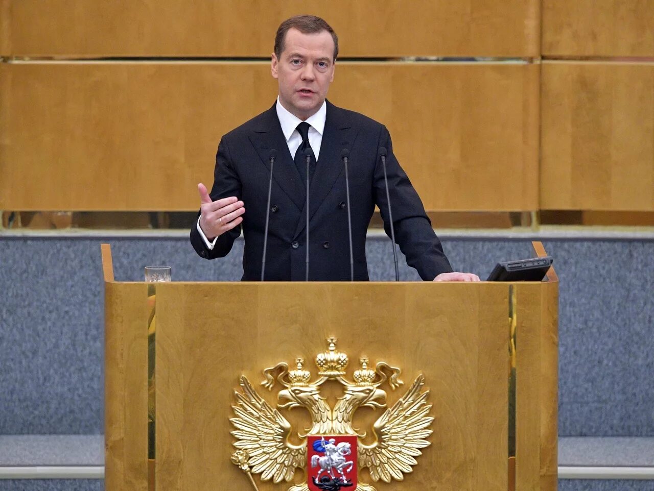 Выступление медведева на совете безопасности. Медведев в Госдуме. Выступление в Думе. Выступление Медведева в Госдуме.