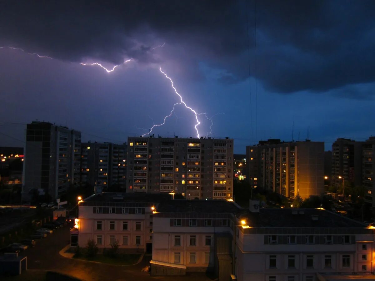 Ночью была сильная гроза. Гроза. Молния в городе. Гроза в Питере. Молния над городом.