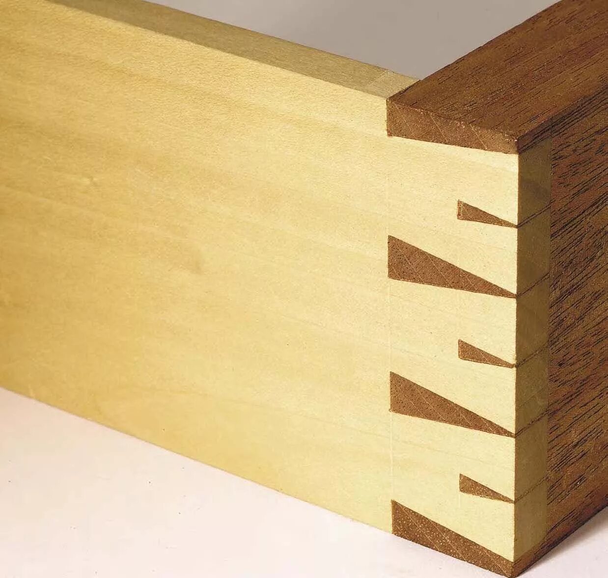 Крепление шип-паз для дерева. Соединение бруса под углом 45 градусов. Шпонка ласточкин хвост деревянная. Столярные соединения ласточкин хвост. Соединение фанеры шип паз.