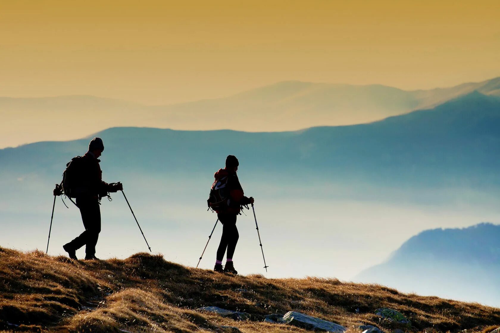 человек с рюкзаком. прогулка в горах. Walk travel. Walk travel. туристы в альпах.