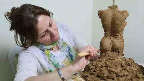 Девушка лепит