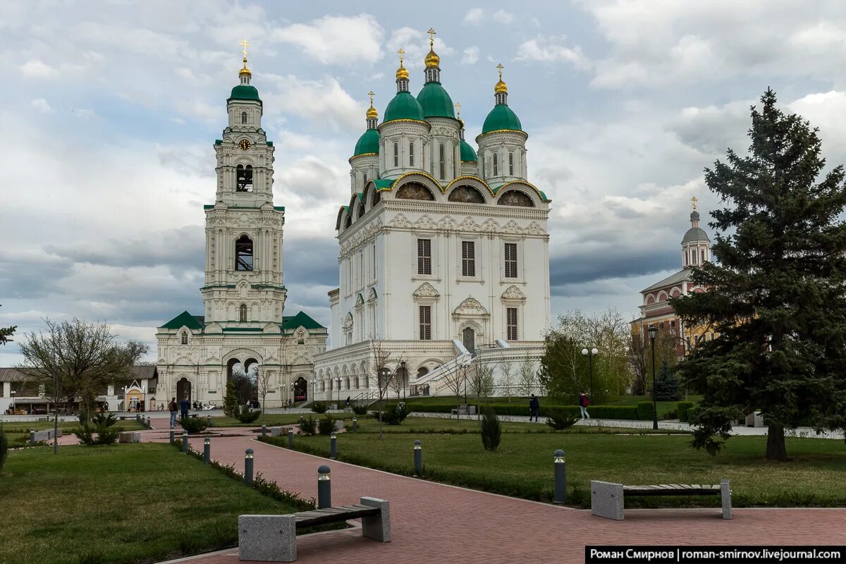 Окрестности астрахани. Астраханский Кремль Астрахань. Астрахань набережная Кремль. Астраханский Белокаменный Кремль.