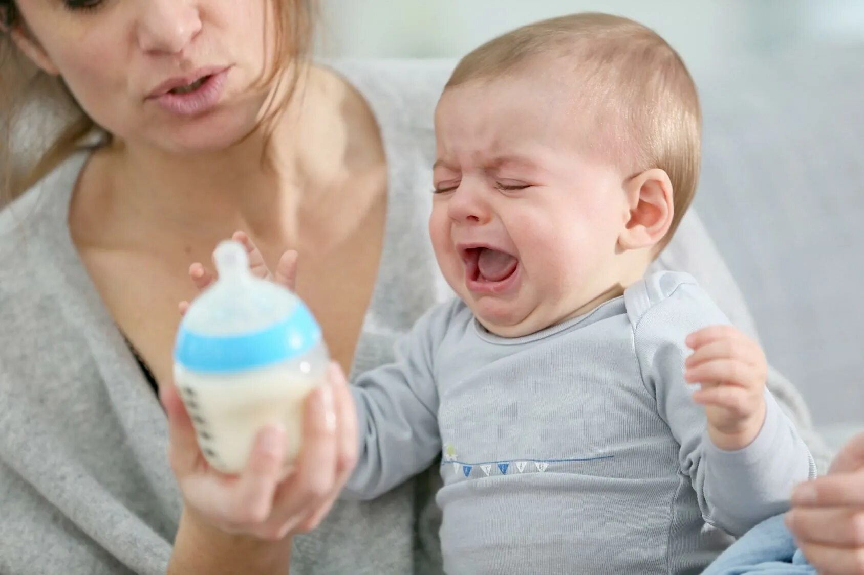 Новорожденный много пукает. Ребенок плачет. Ребенок. Молоко для детей. Дети с лактозной недостаточностью.