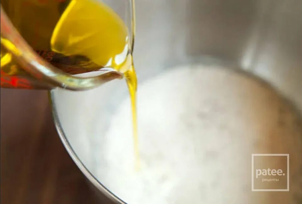 Мука сахар яйца подсолнечное масло. Мука и масло растительное. Добавляем в тесто растительное масло. Мука и подсолнечное масло. Тесто в подсолнечном масле.