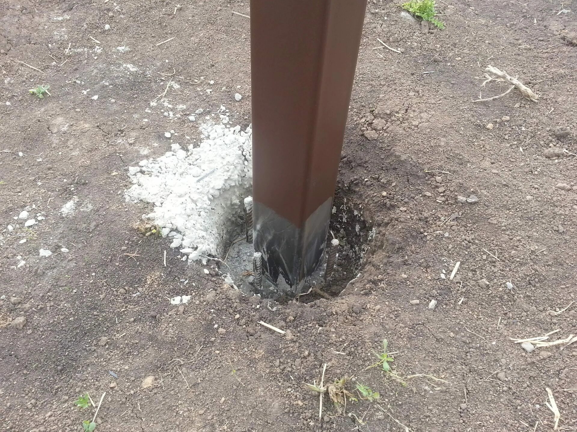 Столб для забора форум. Закладная под столб 80х80. Заборные столбы по финской технологии. Грунтовка по металлу для столбов забора. Праймер для столбов забора