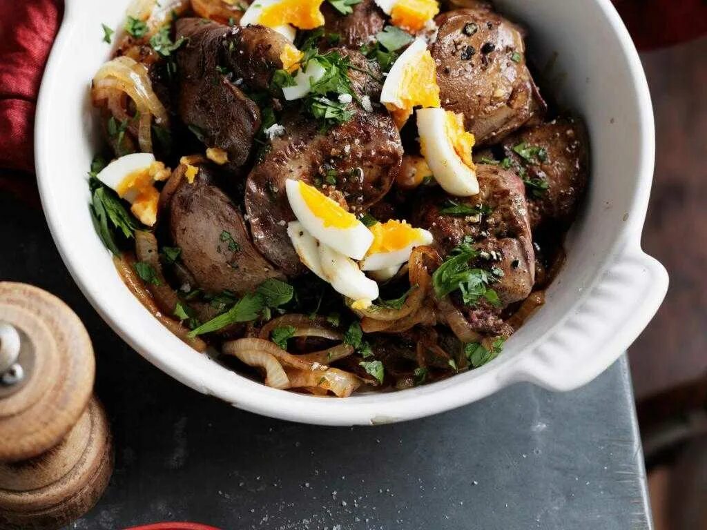 Что приготовить из куриной печени на ужин. Печень с овощами. блюда с куриной печенью. бл.да из куринной песени. куриной печени.