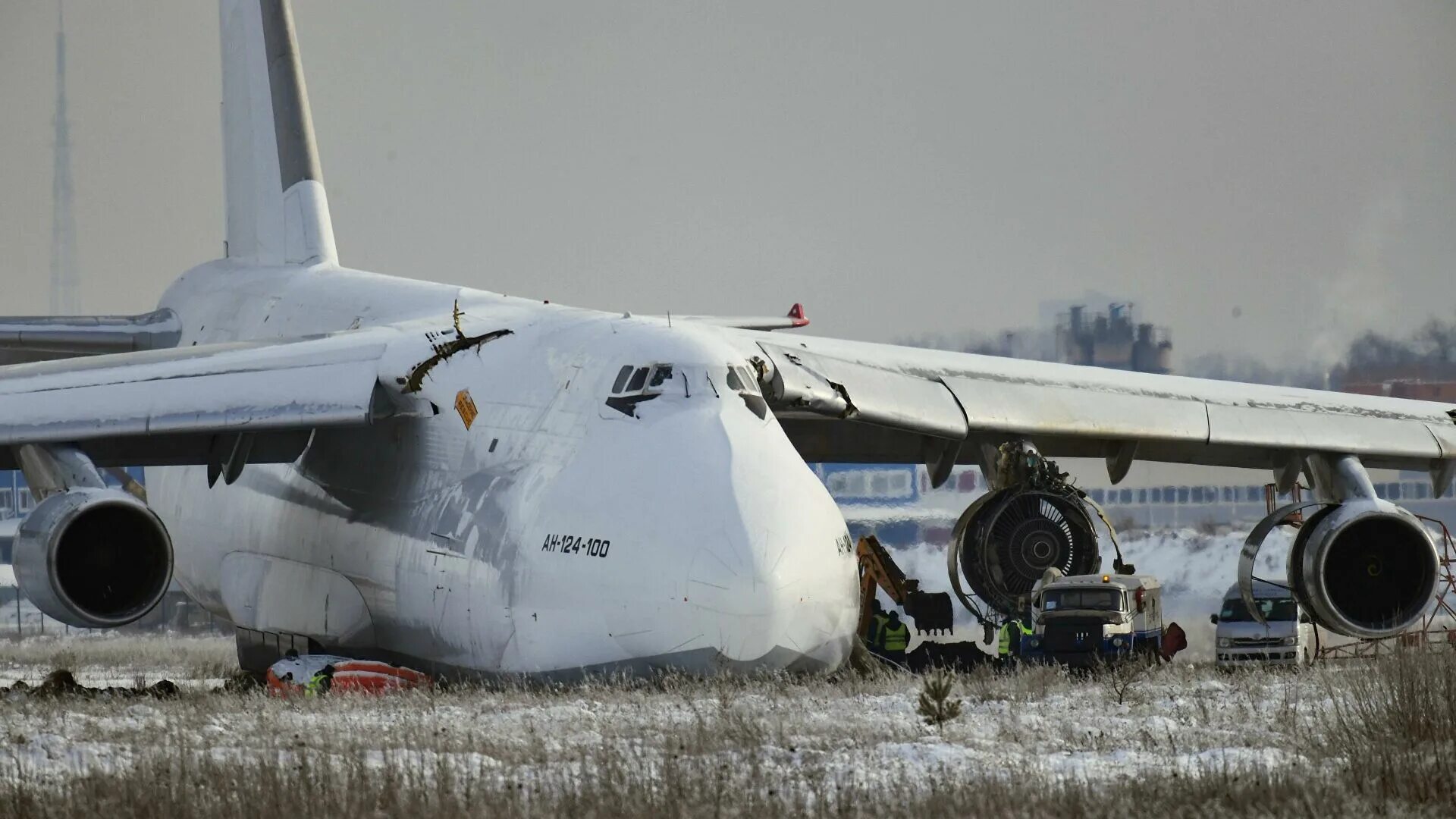 АН 124 Толмачево. Сколько двигателей у ил 76