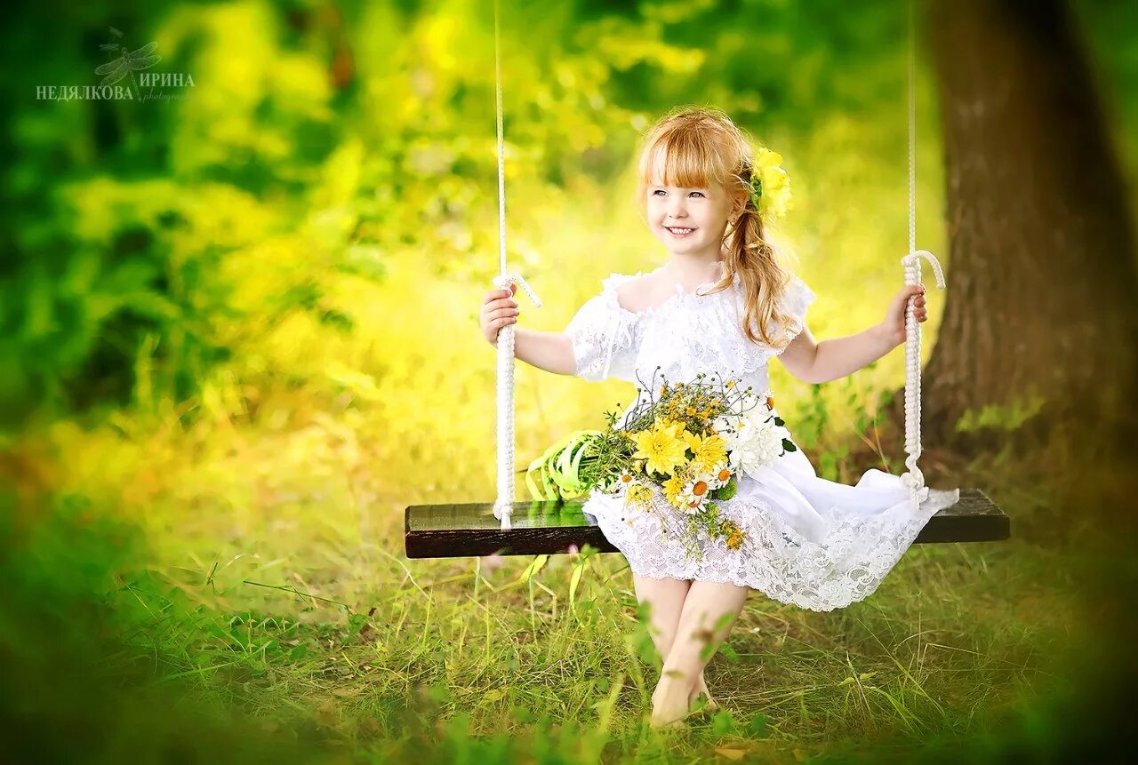 Дети в цветущих садах. Фотосессия девочка в саду. Фотосессия в саду. Дети в цветущем саду. Фотосессия в садике.