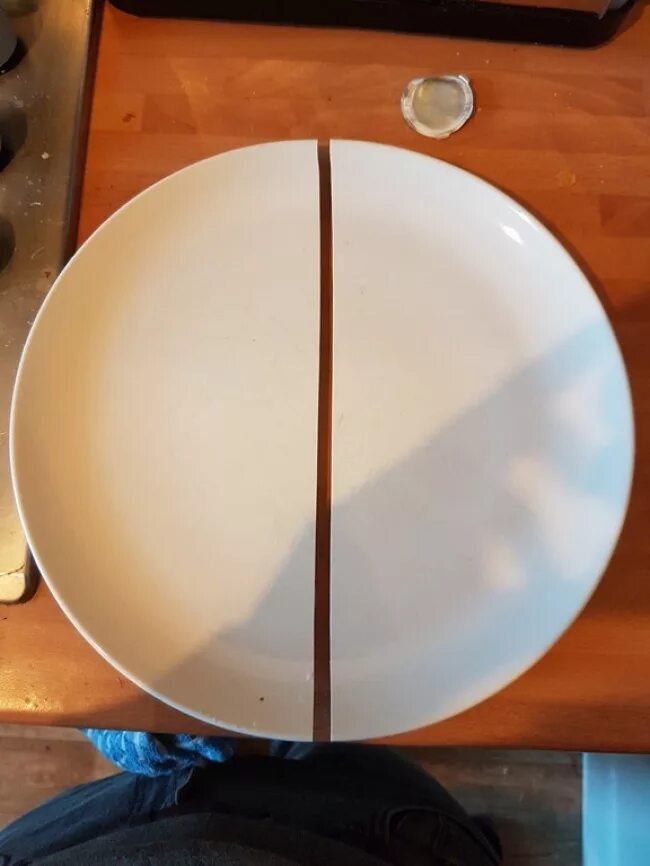 Тарелка пополам. Сломанная тарелка. Половина тарелки. Половинки - тарелка. Как разрезать тарелку