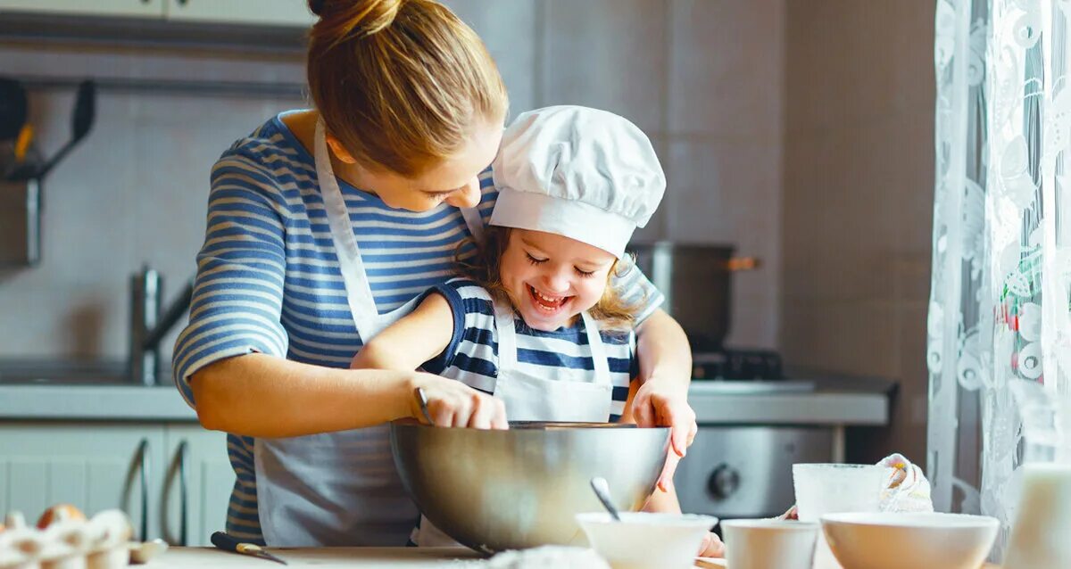 Мама с дочкой готовят. Маме и дочке вместе. Ребенок в семье. Мама с дочкой готовят. Кухня для детей.