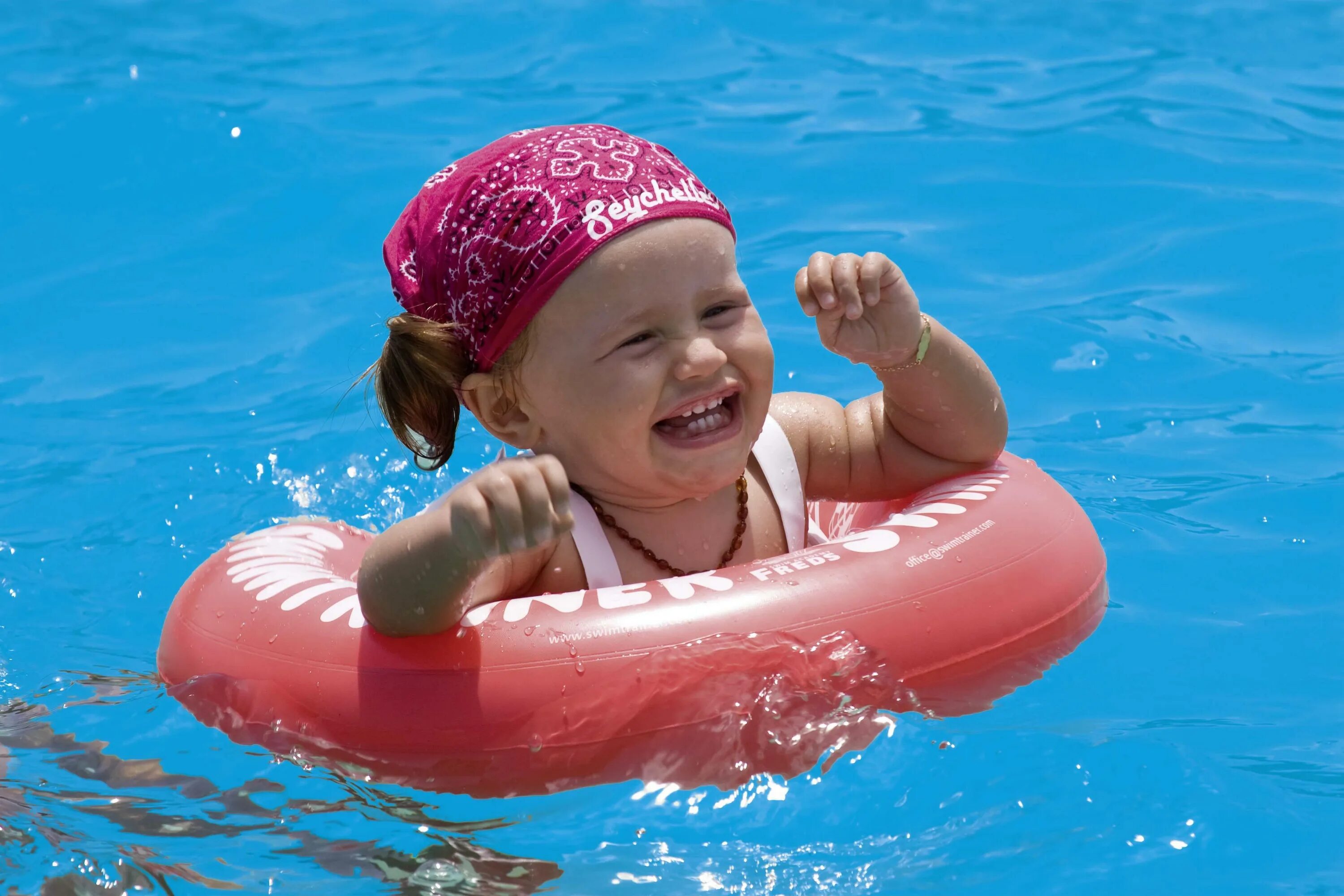 купание малышей в бассейне. можно ли купаться ребенку в море. дети воды. свимтренер круг фото. малыш купается в бассейне.
