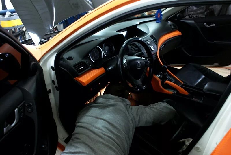 проверка салона автомобиля. уборка салона авто. проверка салона автомобиля. бирки на ремнях безопасности. осмотр салона автомобиля.