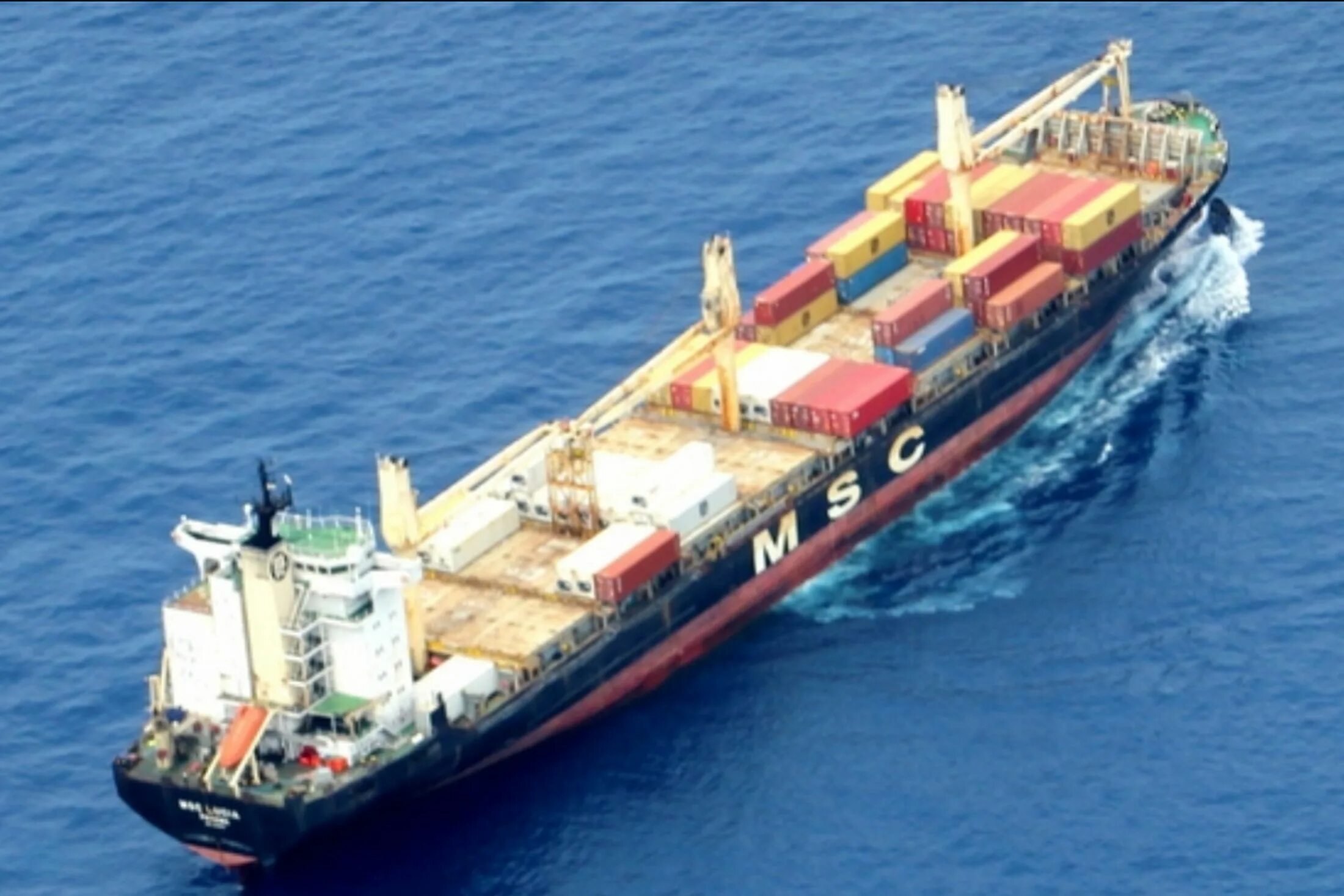 Атаки гражданских судов. Российские моряки спасли судно панамы от пиратов. Панамский сухогруз. Панамское судно. Контейнеровоз MSC Santhya.